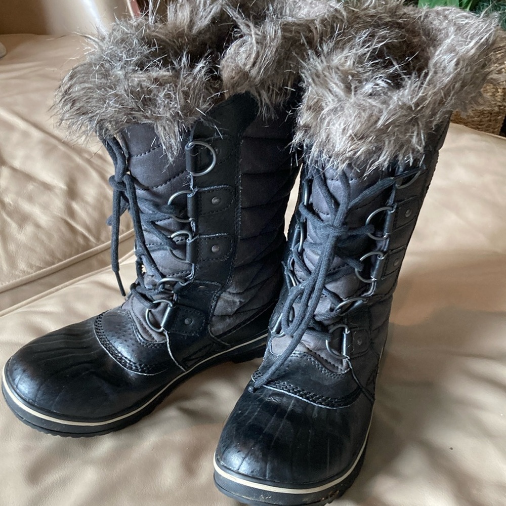 Stylish Black Fur-Lined Boots